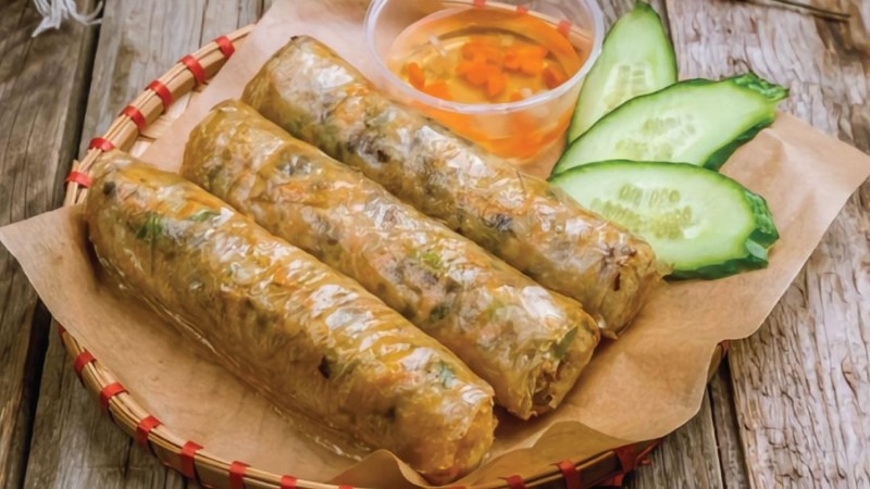 Thưởng thức món nem ốc mít