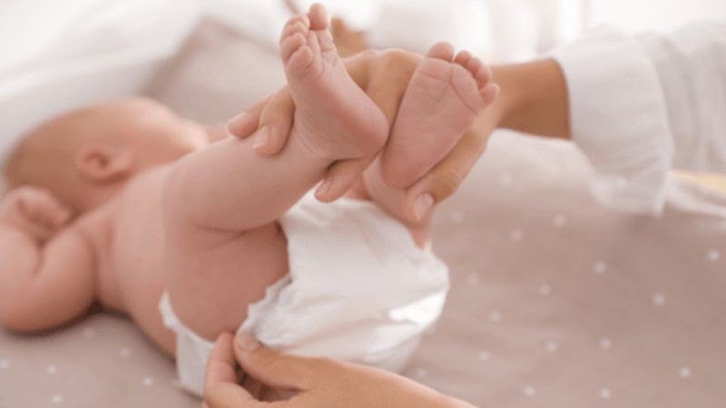 Không cho bé mặc bỉm quần cả ngày lẫn đêm