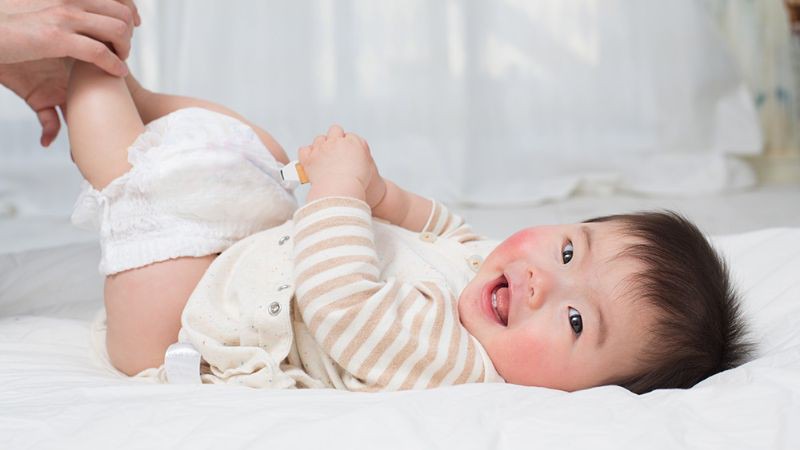 Cách mặc tã quần cho trẻ đúng cách