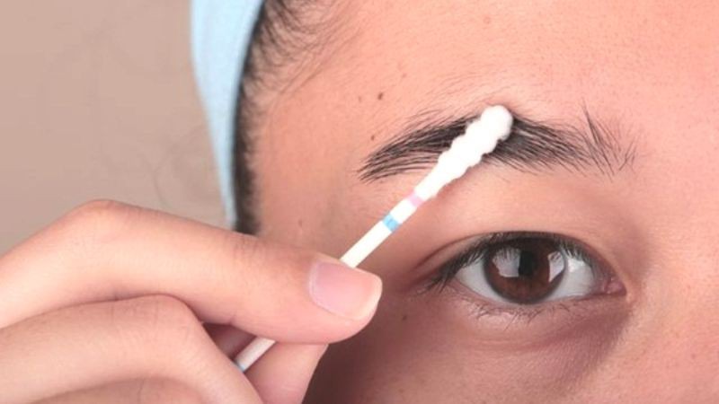 Thoa đều dung dịch lên lông mày trước khi ngủ