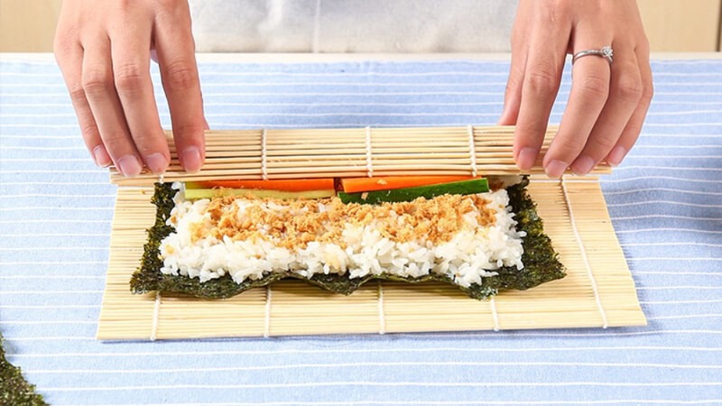 Sau khi cuộn xong nên bảo quản kimbap trong túi nilon