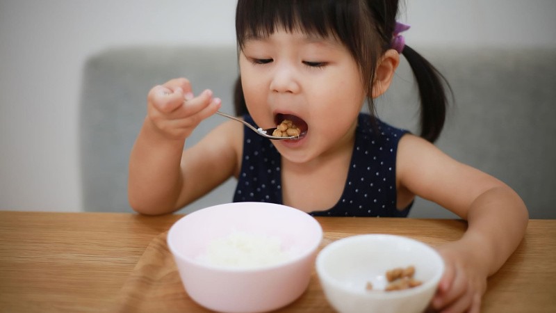 Bố mẹ nên kiên nhẫn, không nên nóng vội hay bực bội trong quá trình tập xúc của con