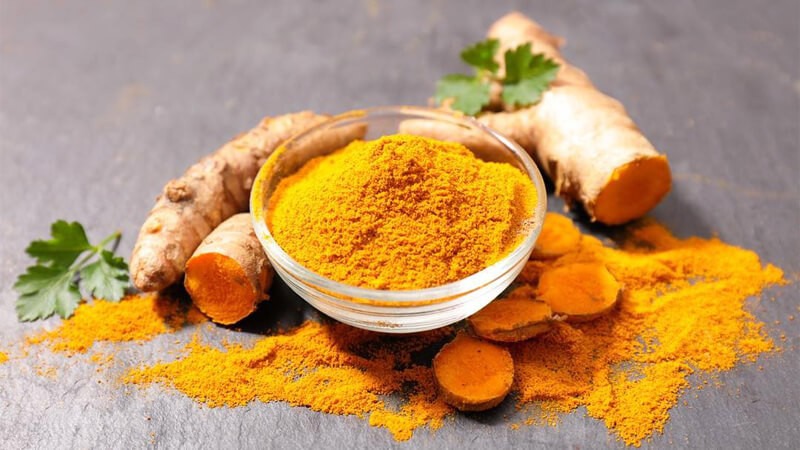 Bột nghệ chứa Curcumin giúp giảm thâm mép môi hiệu quả