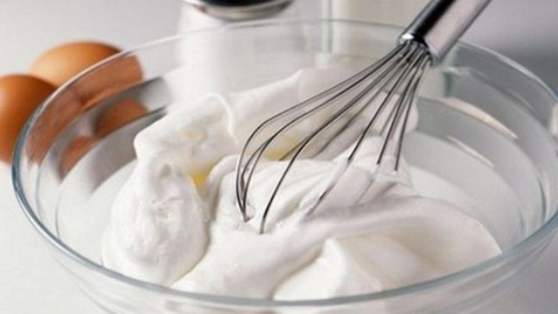 Nên đánh lòng trắng trứng bao lâu?
