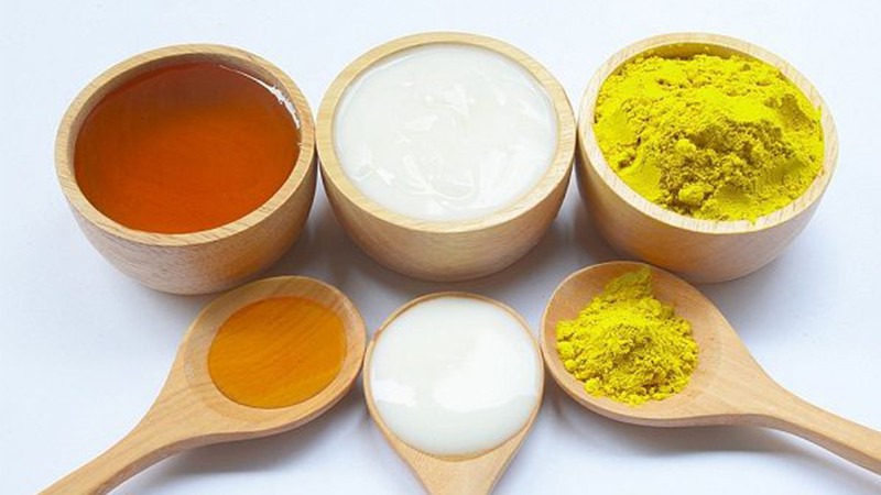 Mặt nạ sữa tươi, tinh bột nghệ và mật ong