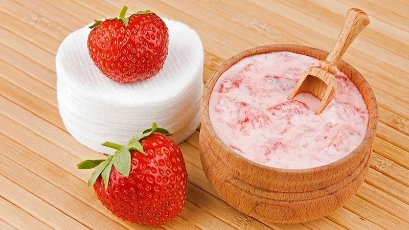 Mặt nạ sữa tươi và dâu tây
