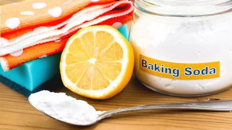 Vệ sinh khay ăn dặm bằng baking soda và chanh