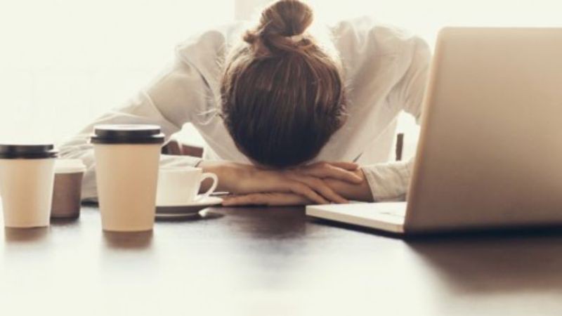 Tránh tư thế nằm gục xuống bàn