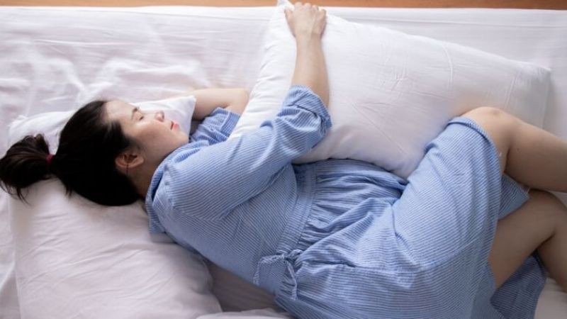 Tránh ăn quá no trước khi ngủ