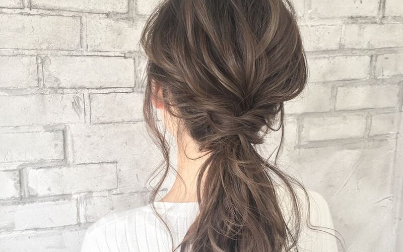 Kiểu buộc tóc thấp mang đến các bạn gái vẻ dịu dàng, nữ tính