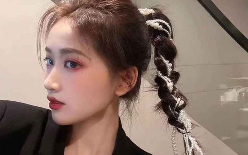 Kết hợp kiểu tóc tết cùng phụ kiện