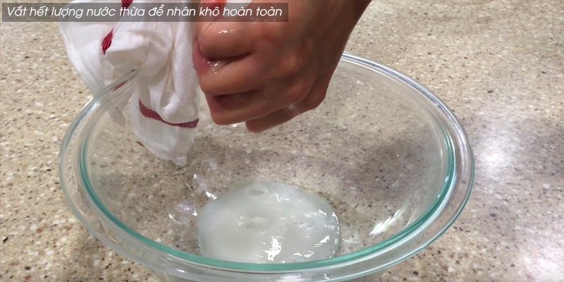 Vắt hết lượng nước thừa
