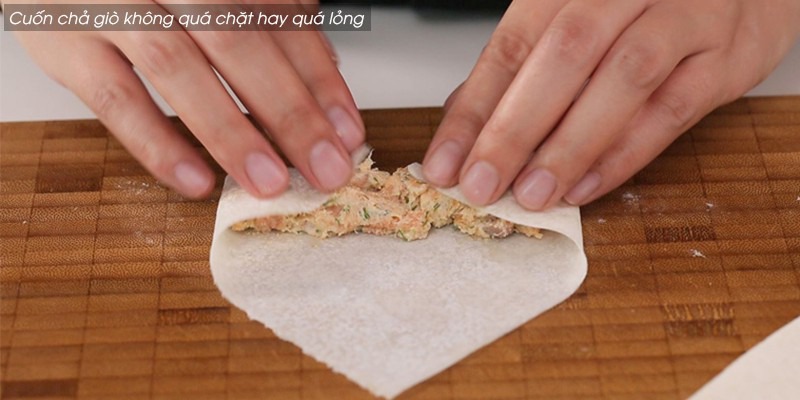 Quấn chả giò không quá lỏng, không quá chặt