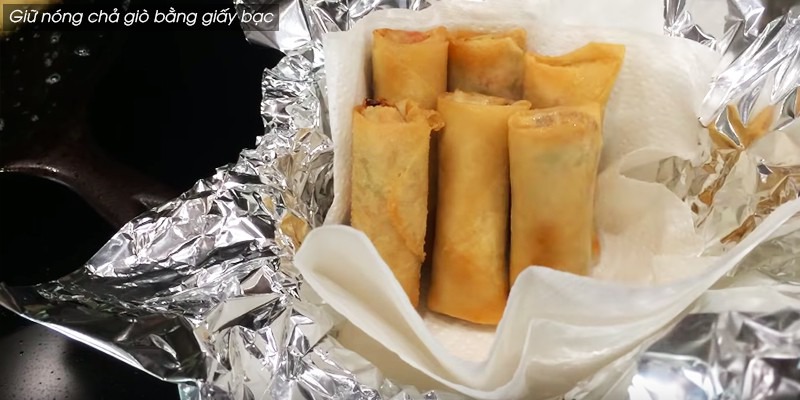 Dùng giấy bạc để giữ chả giò giòn lâu