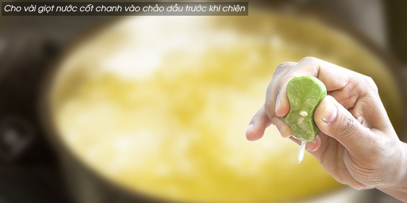Cho nước cốt chanh vào chảo dầu để dầu không bị bắn ra ngoài