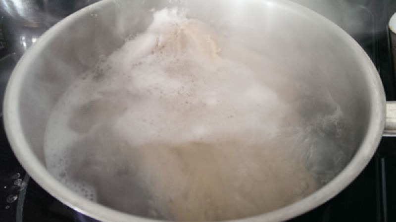 Trụng nước sôi cá để dễ đánh vảy cá