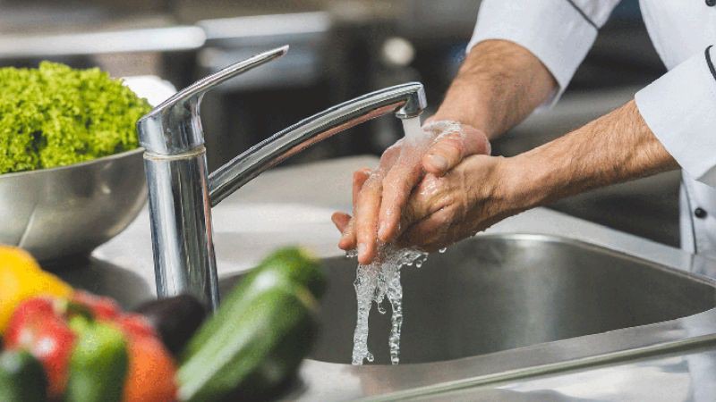 Vệ sinh tay trước khi sơ chế và chế biến thực phẩm
