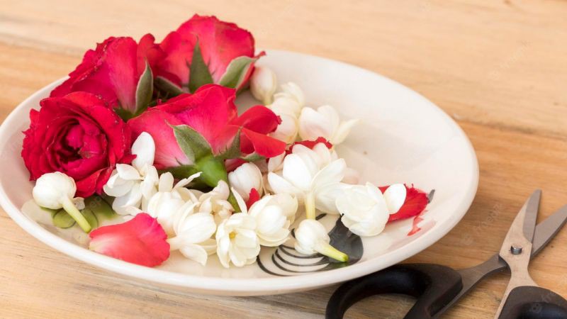 Nước cất từ hoa hồng và hoa nhài sẽ giúp bạn có mái tóc bồng bềnh, khỏe khoắn