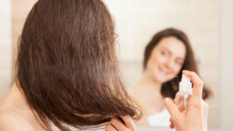 Sử dụng nước cất từ hoa hồng và hoa nhài để dưỡng tóc