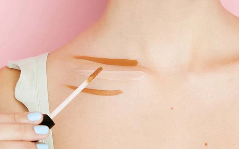 Dùng kem che khuyết điểm tạo xương quai xanh