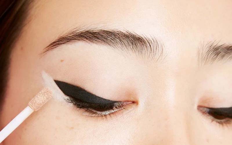 Dùng kem che khuyết điểm tẩy eyeliner bị lem