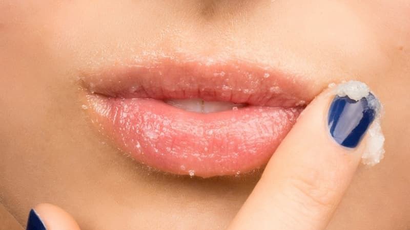 Cách trị thâm môi bằng đường