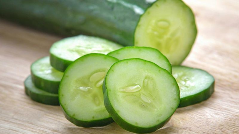 Cách trị thâm môi bằng dưa leo