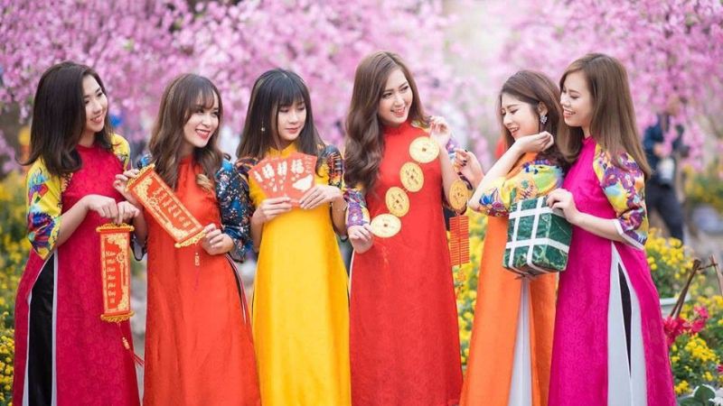 Mặc quần áo màu sắc rực rỡ, tươi tắn