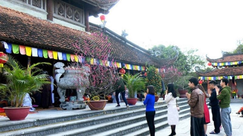 Đi lễ chùa cầu bình an, sức khỏe
