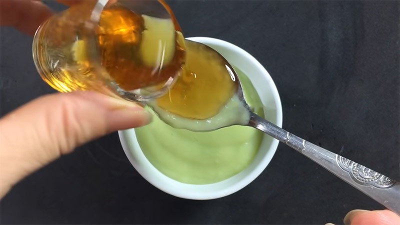 Cho mật ong vào hỗn hợp mặt nạ