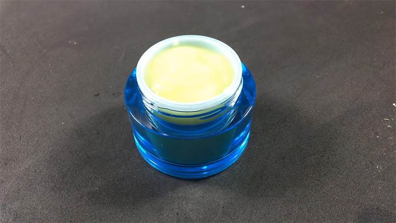 Cho hỗn hợp mặt nạ vào hũ và bảo quản trong ngăn mát tủ lạnh
