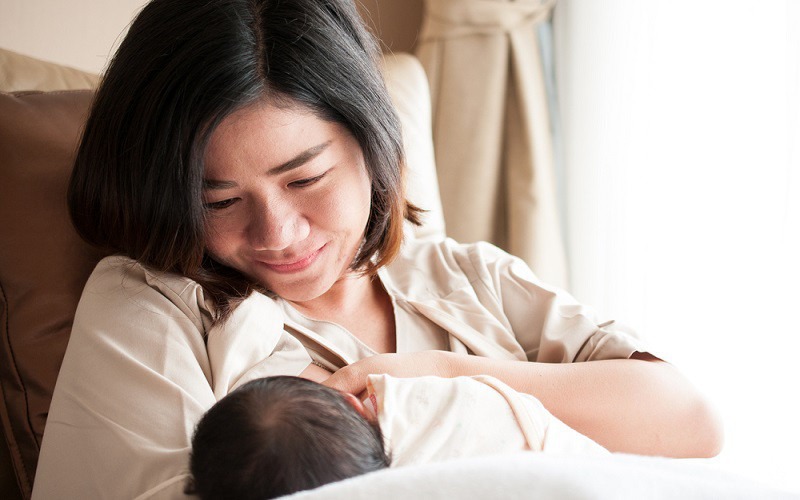 Ấn nhẹ núm vú khi cho trẻ ti