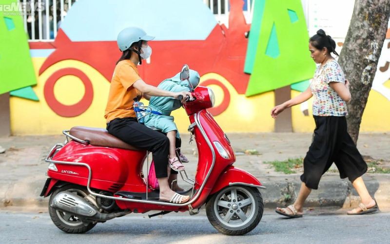 Những nguy hiểm khi cho trẻ ngồi trước người điều khiển xe máy