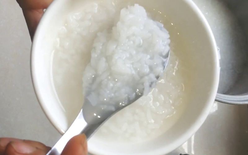Dùng nước cháo pha sữa