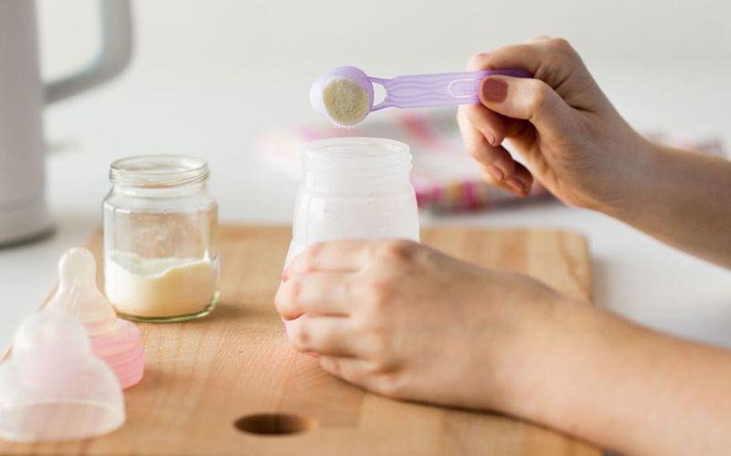 Cho bột sữa trước rồi mới cho nước