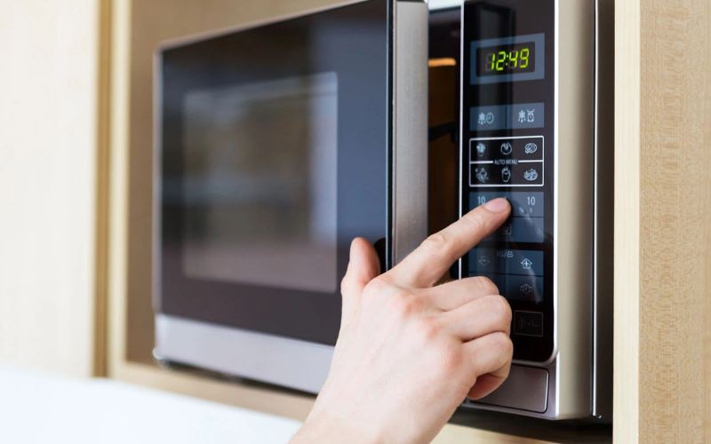 Hâm sữa trong lò vi sóng