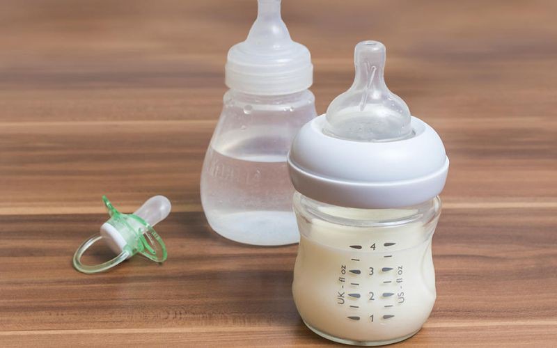 Để sữa nguội hẳn rồi mới hâm lại