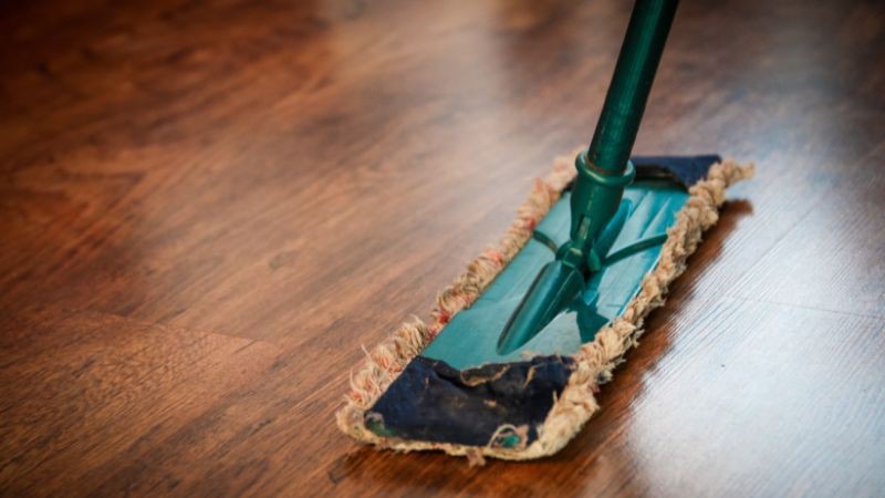 Lau sàn bằng sản phẩm có chiết xuất thiên nhiên