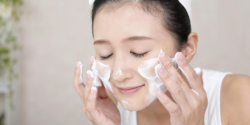 Thoa một lượng sữa chua vừa đủ, massage nhẹ nhàng da mặt trong khoảng 5 phút rồi rửa lại.