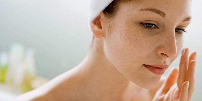 Vì có tính acid nên nếu dùng quá nhiều sữa chua, da bạn dễ bị khô sạm, bắt nắng.