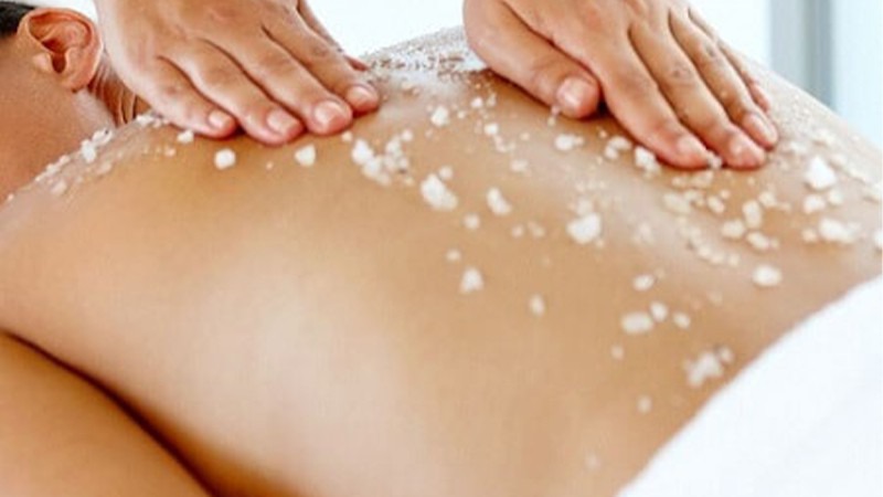 Làm mềm những vùng da khô ráp bằng muối tắm