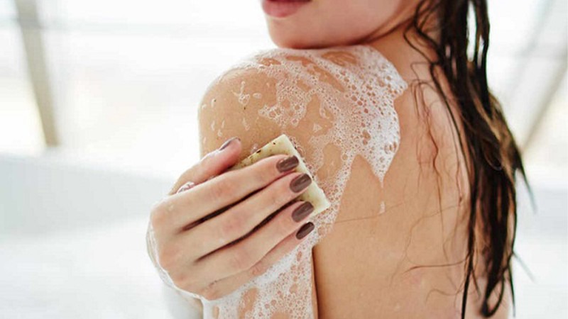 Tắm trắng an toàn với muối ăn tại nhà
