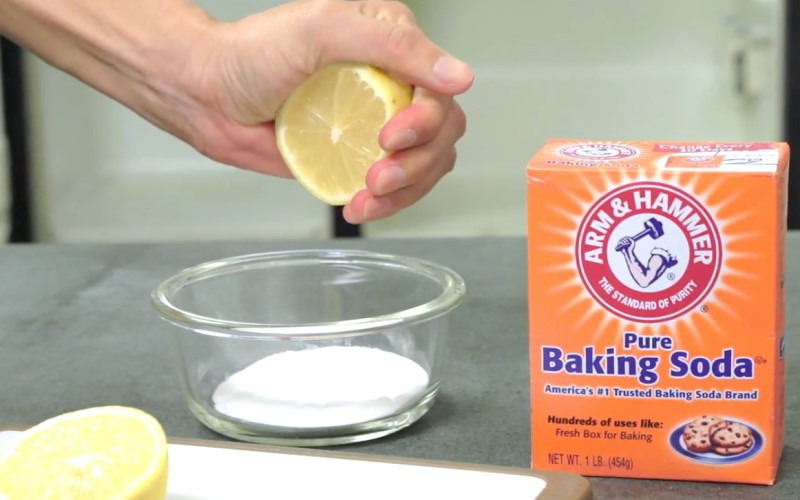 rị hôi nách bằng kết hợp baking soda và chanh