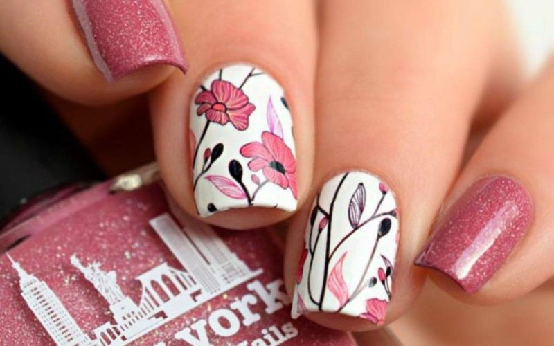 Mẫu nail hồng vẽ hoa xinh xắn