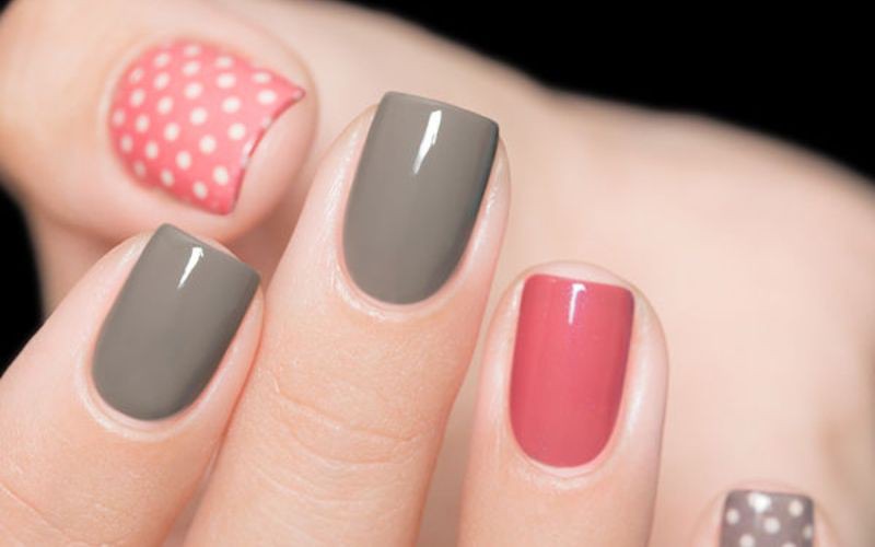 Mẫu nail hồng phối màu chấm bi