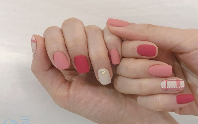 Mẫu nail hồng phối màu caro