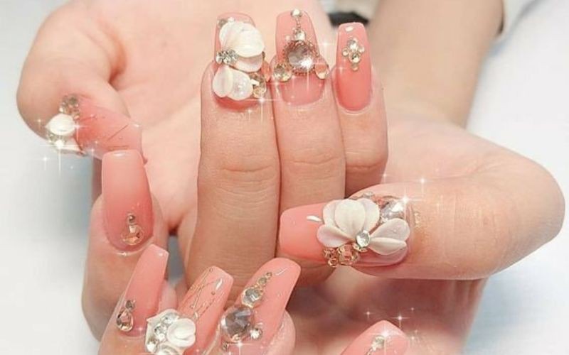 Mẫu nail hồng đính đá xà cừ nữ tính