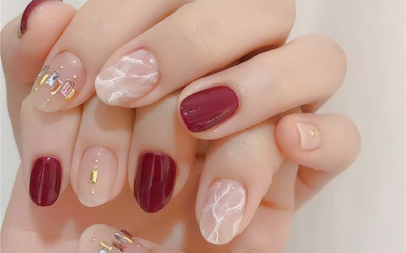 Mẫu nail hồng đính đá xà cừ phối đỏ