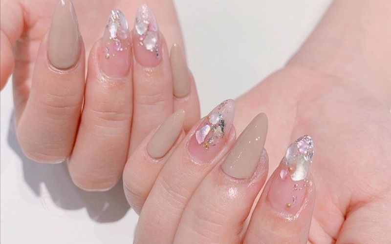 Mẫu nail hồng đính đá xà cừ cá tính