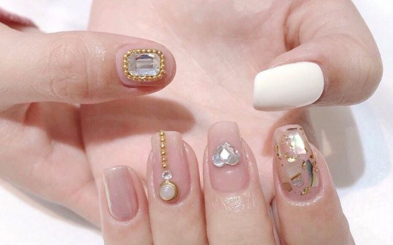 Mẫu nail hồng đính đá xà cừ phối trắng